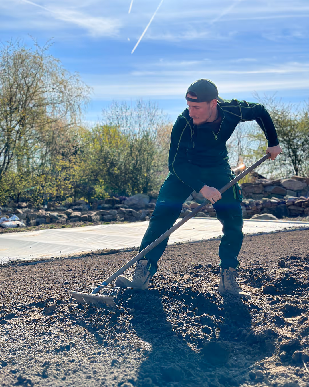 Mitarbeiter der Everglade GmbH bei Erdarbeiten auf einer Gartenbaustelle
