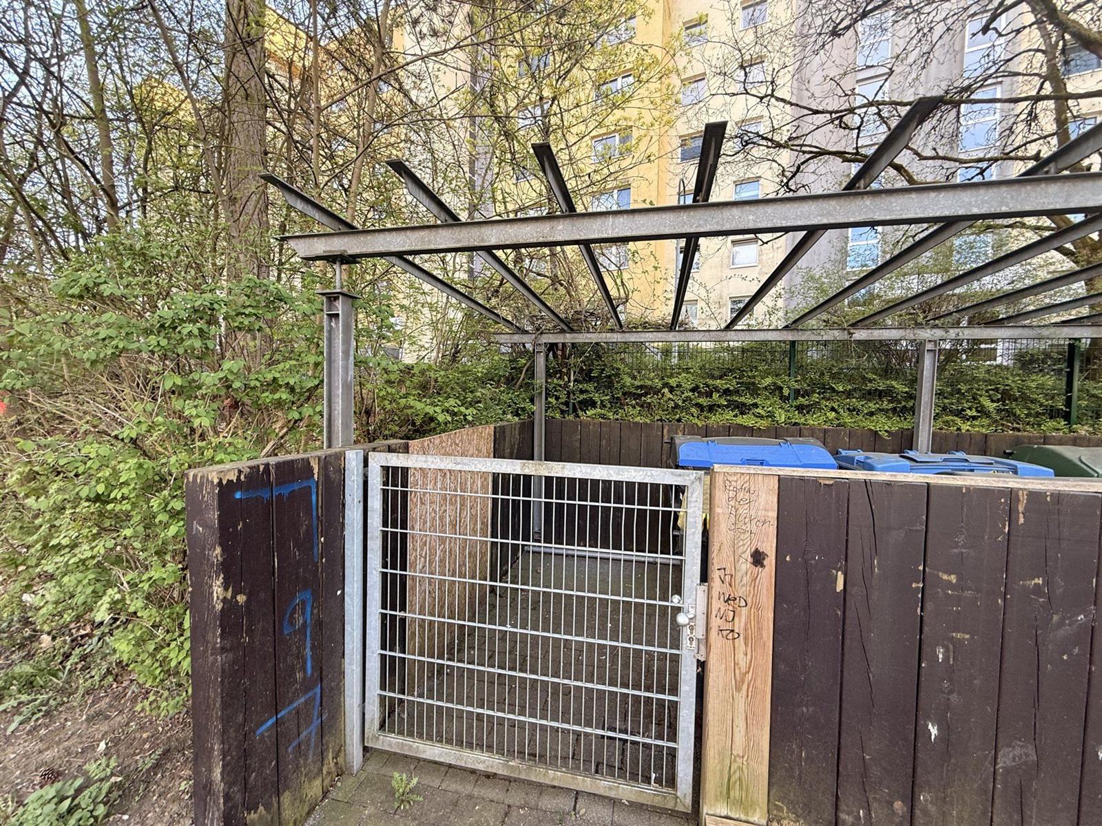 Vorher: maroder Müllstandsplatz mit verfaulten Holzpalisaden