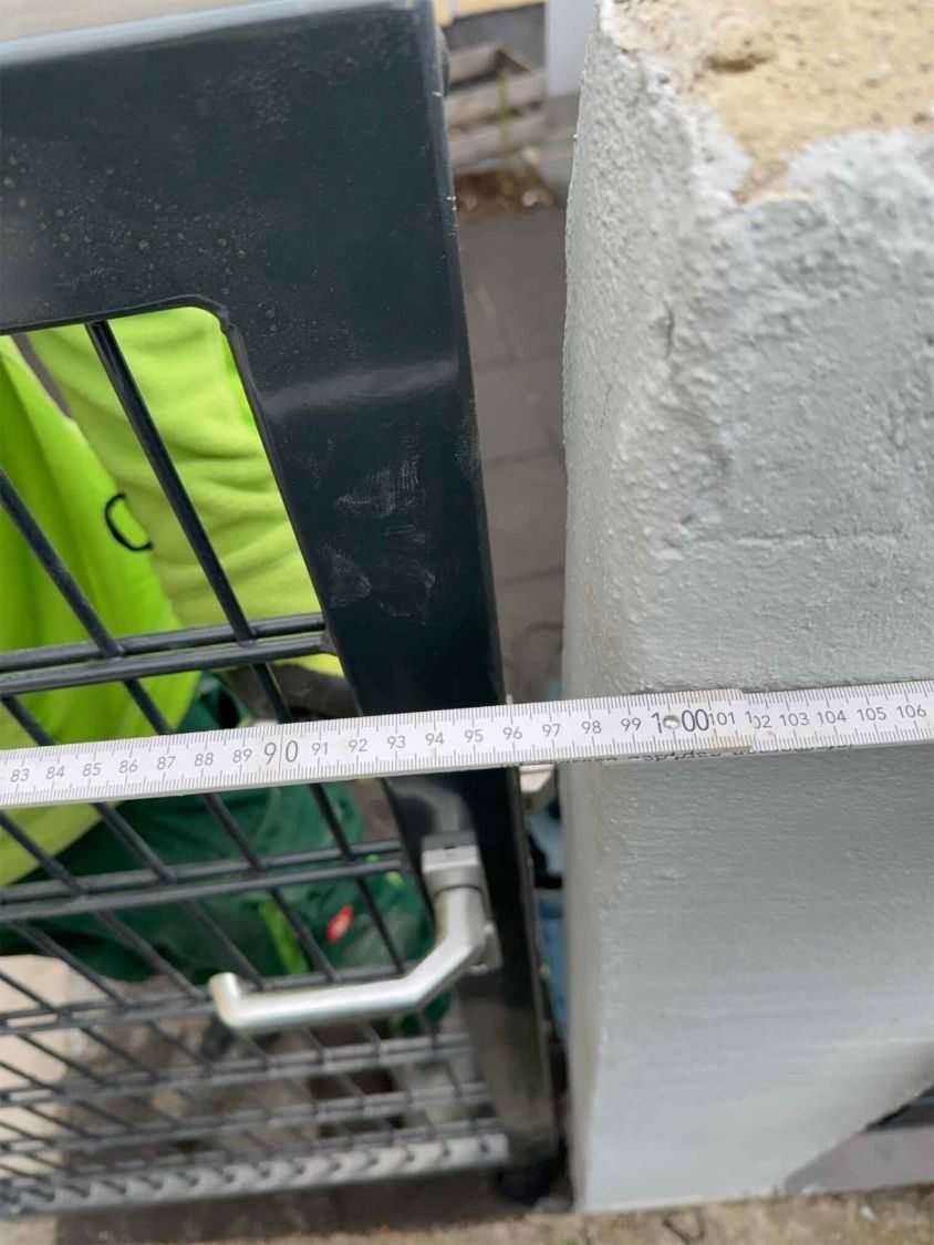 Zollstock zwischen Torflügel und Pfeiler zeigt 1,00 Meter