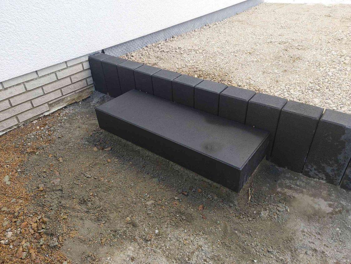 Anthrazitfarbene Blockstufe vor den Palisaden