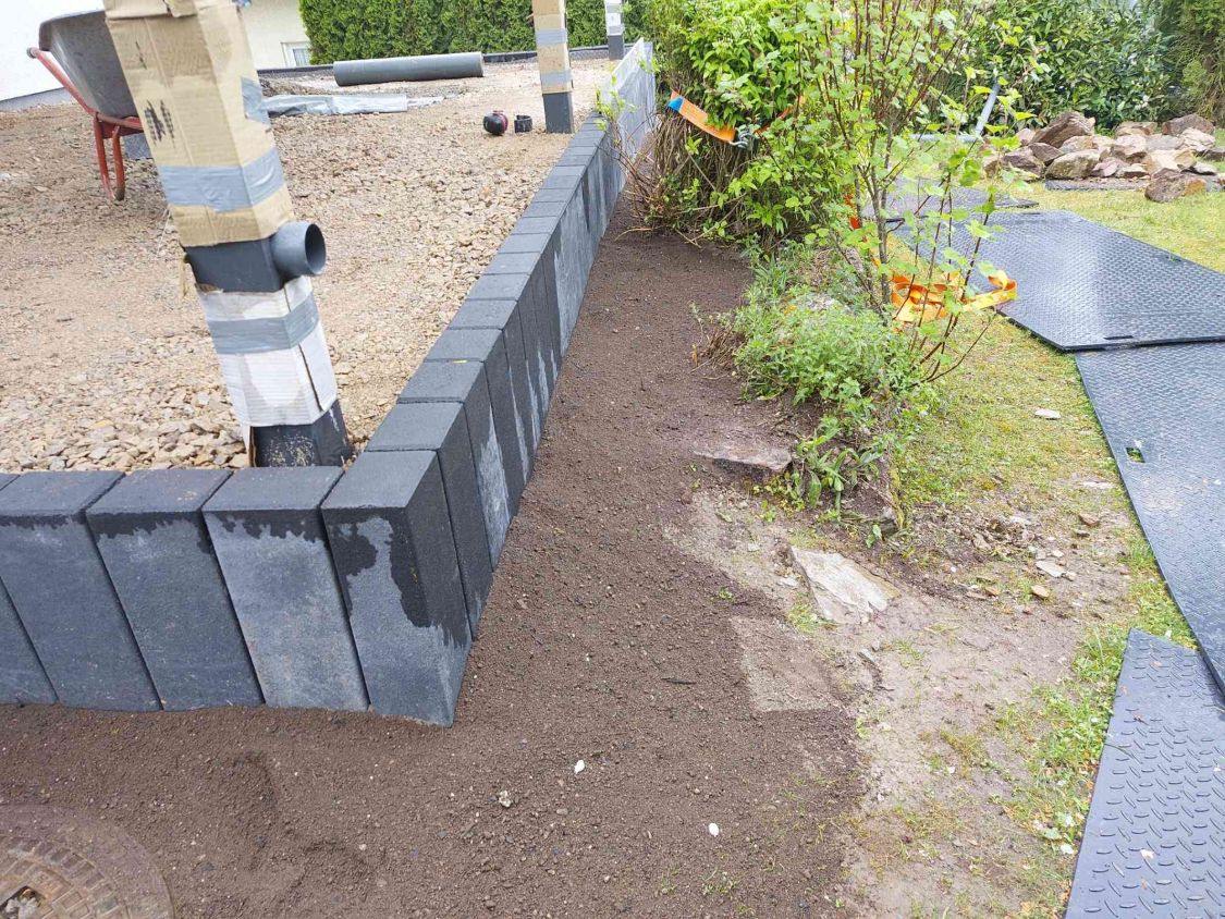 Mit Erde angefüllter Streifen hinter der Palisadenreihe