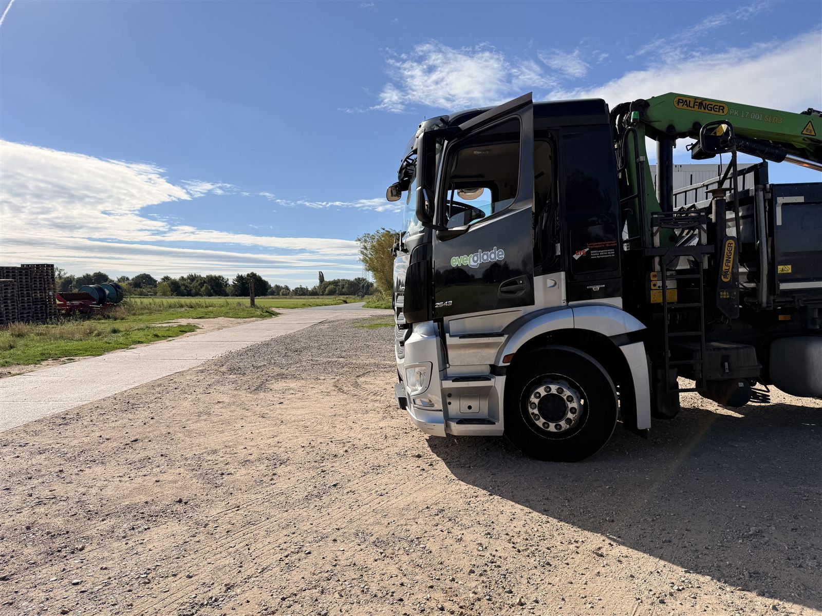 Kran-Lkw der Everglade GmbH auf einem Feldweg