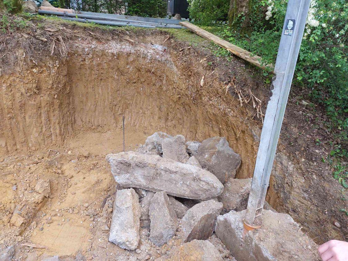 Große Betonbrocken der alten Fundamente liegen in der Grube