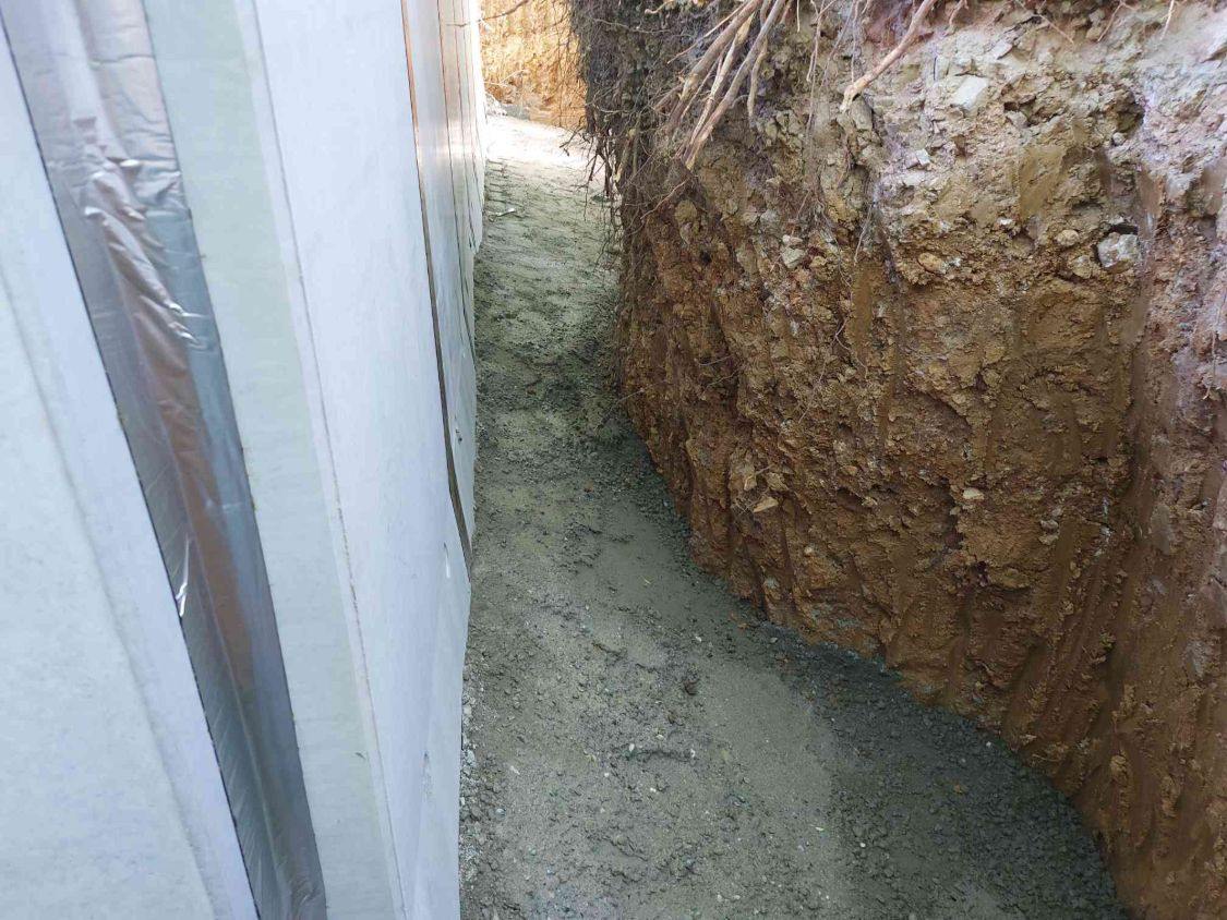 Schmaler Arbeitsraum hinter der Wand, die Fuge zwischen zwei Elementen ist mit Band abgeklebt