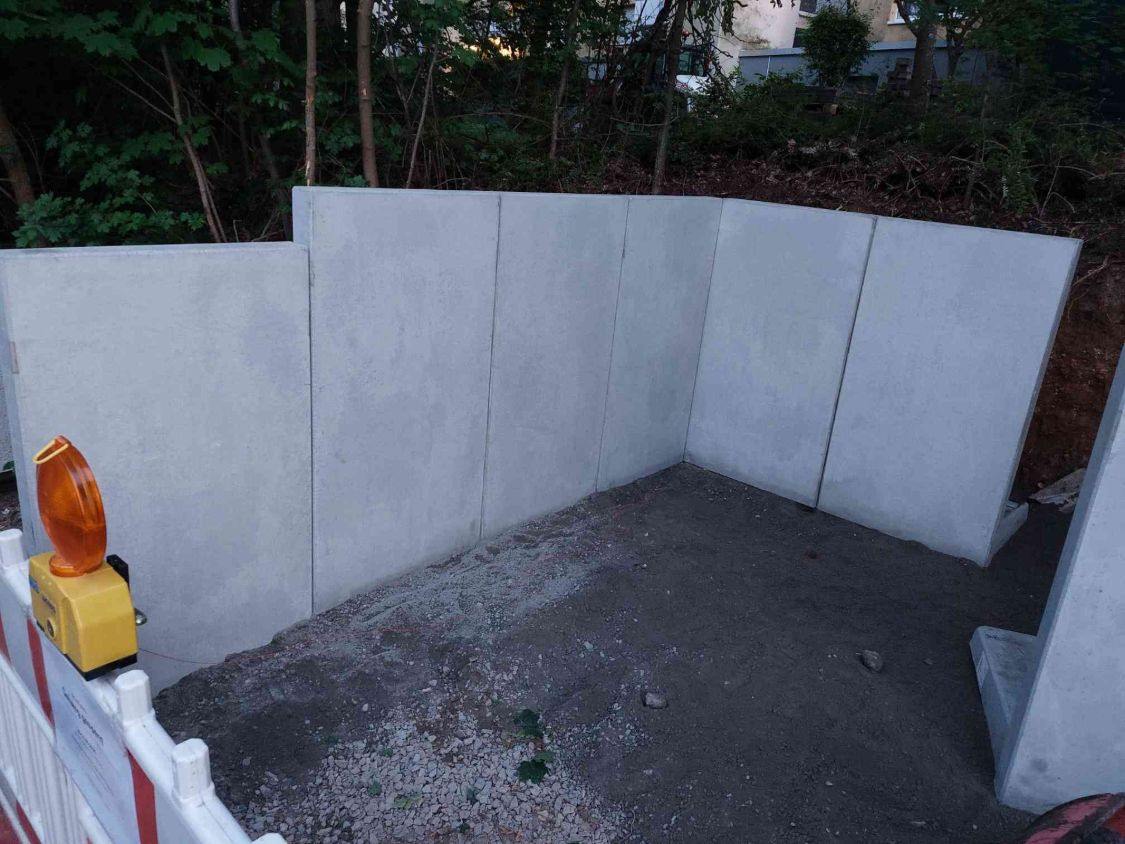 Die ersten Sichtbetonwände stehen in einer Ecke der Grube