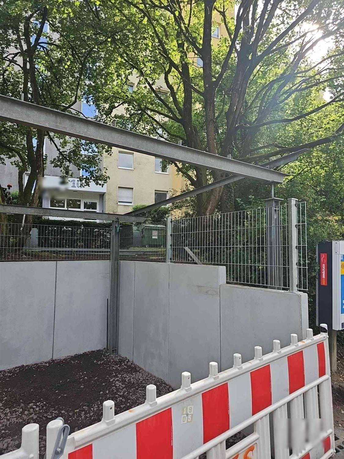 Das Stahldach ist wieder montiert, auf der Wand steht ein Doppelstabmattenzaun
