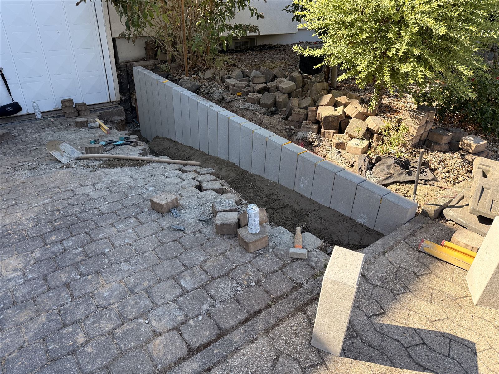 Betonpalisaden als feste Einfassung entlang einer Pflasterfläche
