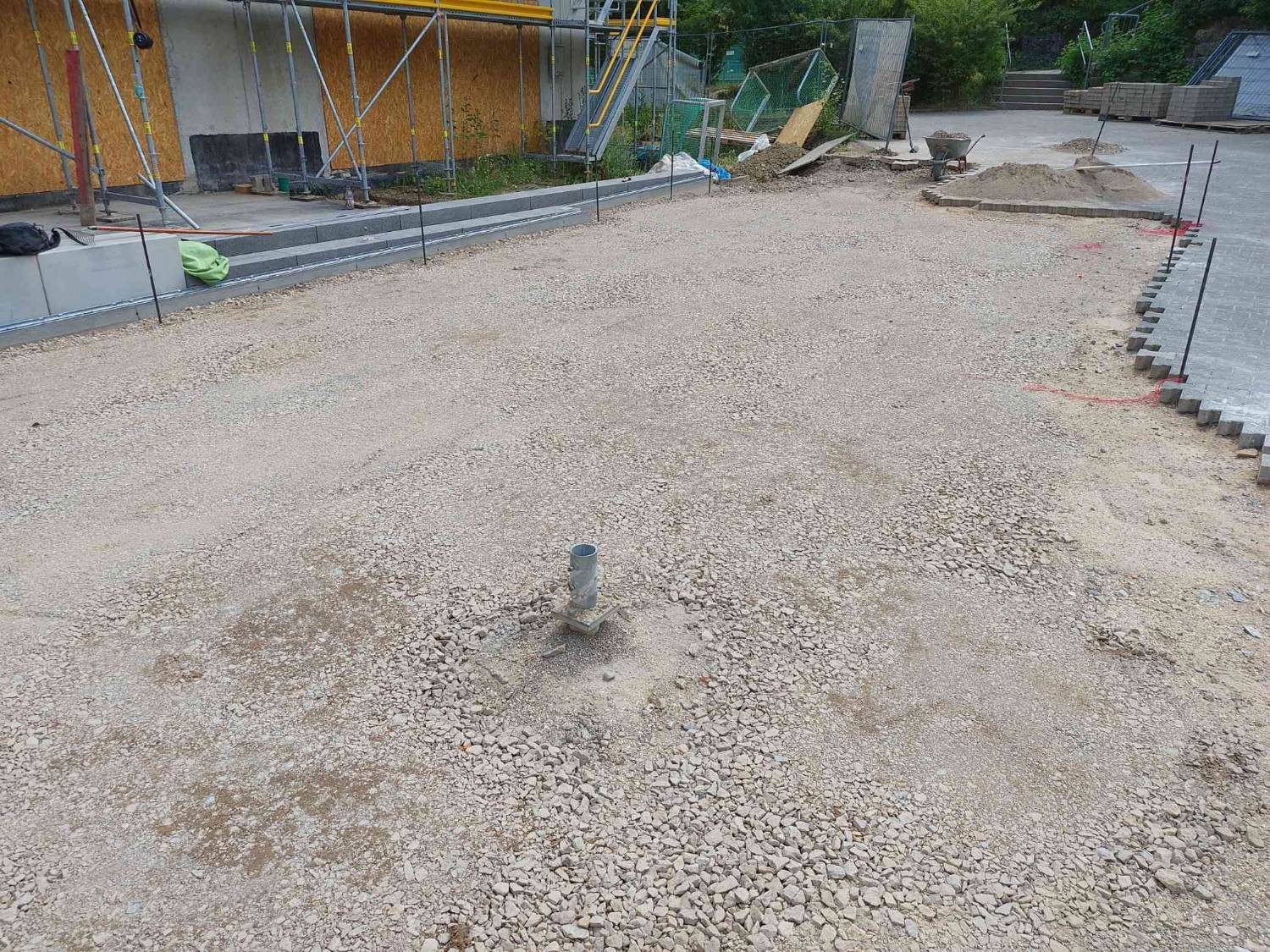 Verdichtete Tragschicht aus Schotter über die ganze Fläche